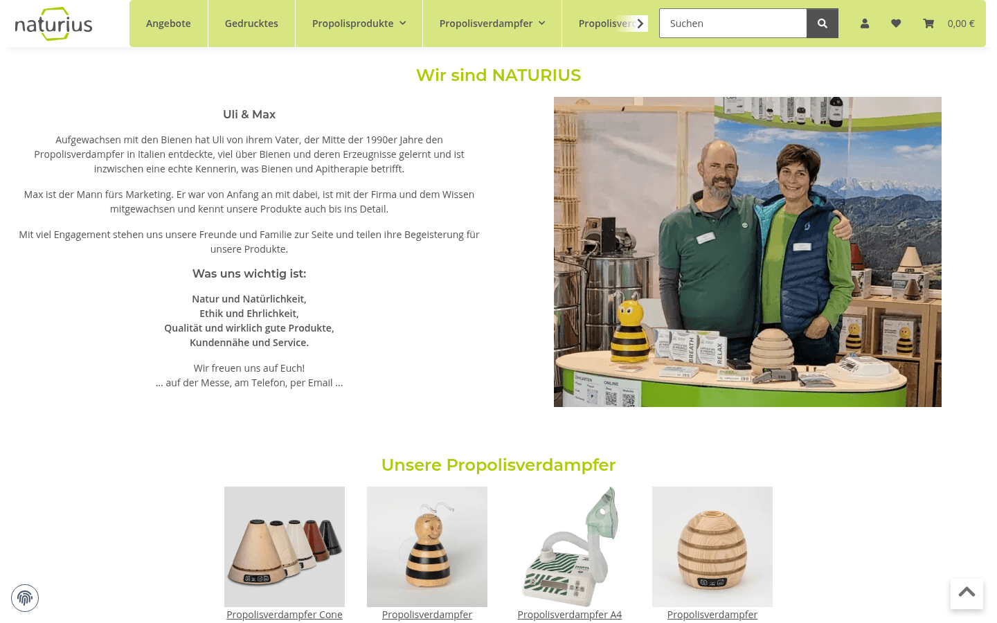 Sektion Wir sind NATURIUS mit Foto der Gründer Uli & Max am Marktstand und Werteliste
