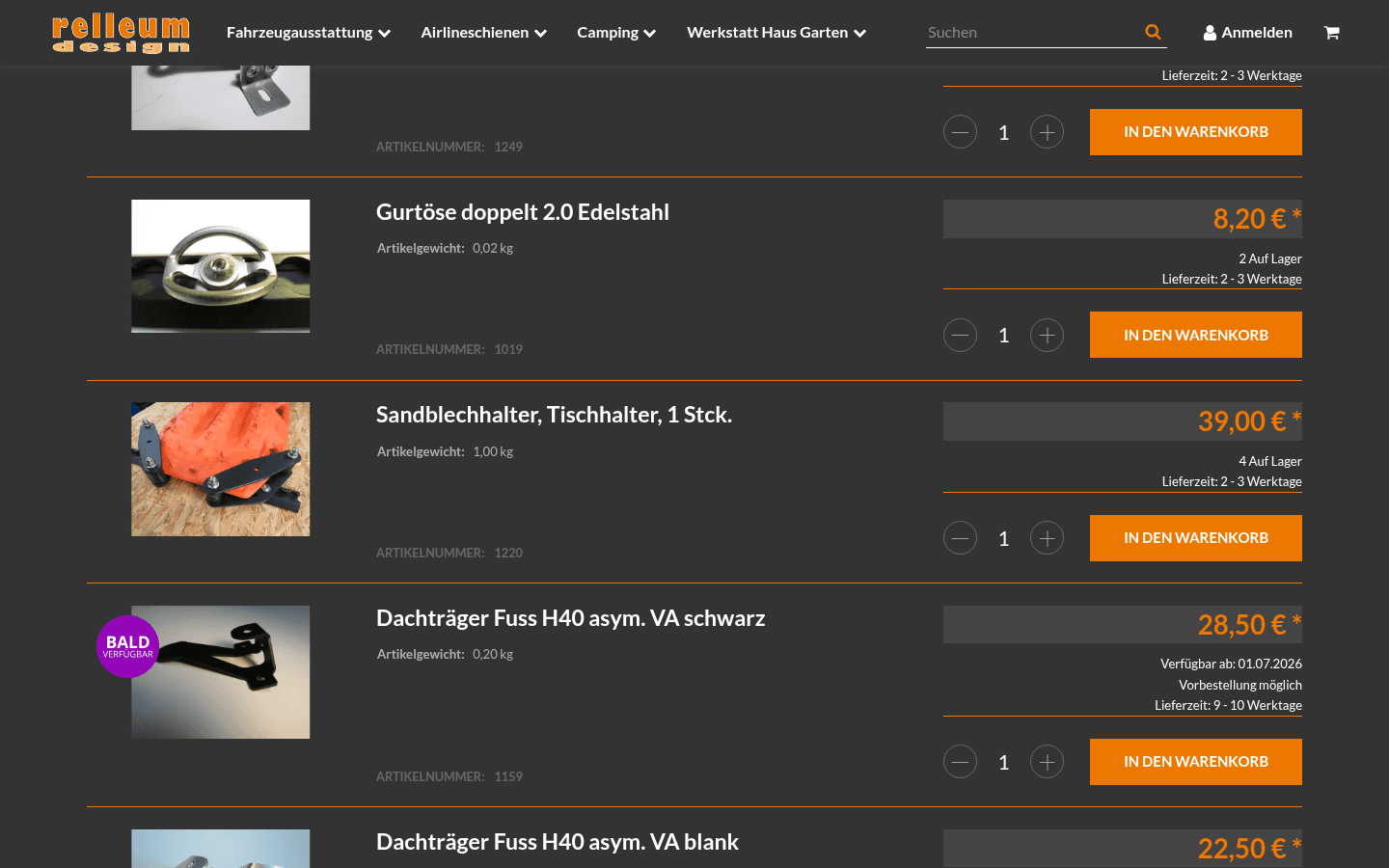 Produktliste mit Fahrzeugteilen, Lagerstatus, Artikelnummern und orangefarbenen In-den-Warenkorb-Buttons